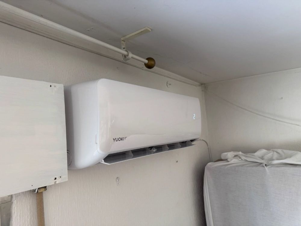Split de aire acondicionado instalado junto a un radiador