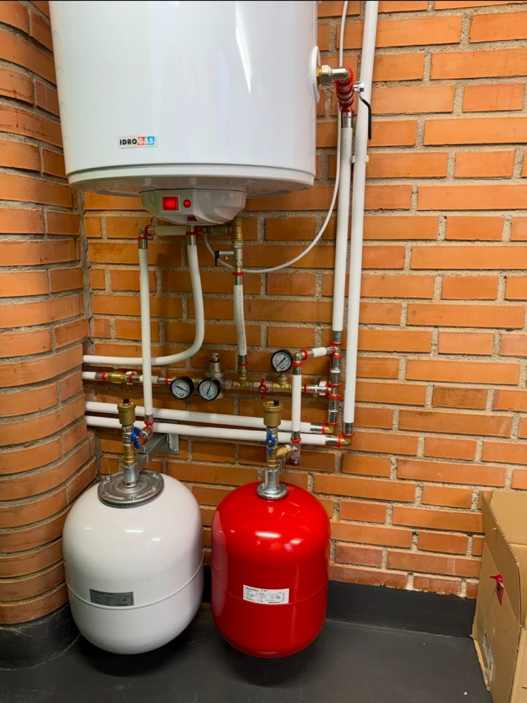 Termo eléctrico con vasos de expansión instalados